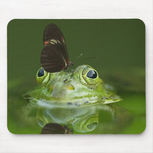 Cute frog met een Butterfly aan zijn neus Muismat (Voorkant)
