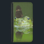 Cute frog met een Butterfly aan zijn neus<br><div class="desc">Een schattige groene kikker die op zijn lippenstang in een vijver zit te zitten,  met zijn gezicht dat boven het oppervlak van het water uitsteekt. Een vreemde vlinder zit op zijn neus. Deze schattige ritten lijken op de beste vrienden</div>
