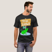 Cute Frog Offering Free Kisses T-shirt (Voorkant volledig)