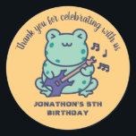 Cute Frog Play Guitar Kids Birthday Ronde Sticker<br><div class="desc">Een feestje voor kinderen,  jongens of meisjes die van dieren houden. Ideaal voor kinderen op verjaardagsfeestje,  feestvieren en dankjewel op het label. U kunt de tekst voor baby shower of andere gelegenheid en partij ook aanpassen.</div>