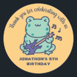 Cute Frog Play Guitar Kids Birthday Ronde Sticker<br><div class="desc">Een feestje voor kinderen,  jongens of meisjes die van dieren houden. Ideaal voor kinderen op verjaardagsfeestje,  feestvieren en dankjewel op het label. U kunt de tekst voor baby shower of andere gelegenheid en partij ook aanpassen.</div>