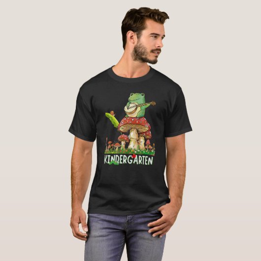Cute Frog Plays Banjo Snagelpaddenstoel Kindergart T-shirt (Voorkant volledig)