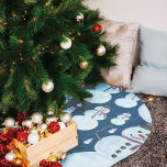 Cute Frosty Blue Snowman Waterverf Pattern Kerstboom Rok<br><div class="desc">Dit schattige en akelige winterwonderlandontwerp is perfect voor de vakantietijd. Hij heeft een vorstblauw, zwart, oranje en ruig rood met de hand geschilderd waterverf sneeuwmannpatroon boven op een donkerblauwe achtergrond. Het is schattig, zoet, modern en feestelijk. Geniet van dit handbeschilderde originele ontwerp van de kunstenaar van La Femme, Rachel Matheney....</div>