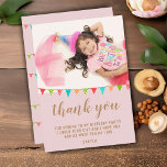 Cute Fun Bunting Flag Kind BIrthday Foto Bedankkaart<br><div class="desc">Schattigee Bunting Flag verjaardagsfoto bedankkaart voor uw meisje of jongen verjaardagsfeestje. Bedankt voor het komen naar het verjaardagsfeestje van je kind! Het ontwerp heeft kleurrijke verjaardagsfeestvlaggen in groene, blauwe en rode kleuren op een blozend roze achtergrond en een foto - plaats de foto van uw kind in de sjabloon. De...</div>