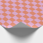Cute Fun Modern Checkerboard Coral Pink Geometric Cadeaupapier (Hoek)
