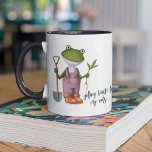 Cute Funny Frog Gardening Persoonlijke naam Mok<br><div class="desc">Cute Funny Frog Gardening Persoonlijke naam Coffee Tea Mok kenmerkt een grappige cartoon van een kikker tuinieren met de tekst "terugkeren naar mijn wortels" in modern script. Gepersonaliseerd met uw douanenaam door de tekst in het verstrekte tekstvakje uit te geven. Perfecte cadeaus voor Kerstmis, verjaardagen, tuinmannen, Moederdag, Vaderdag en nog...</div>