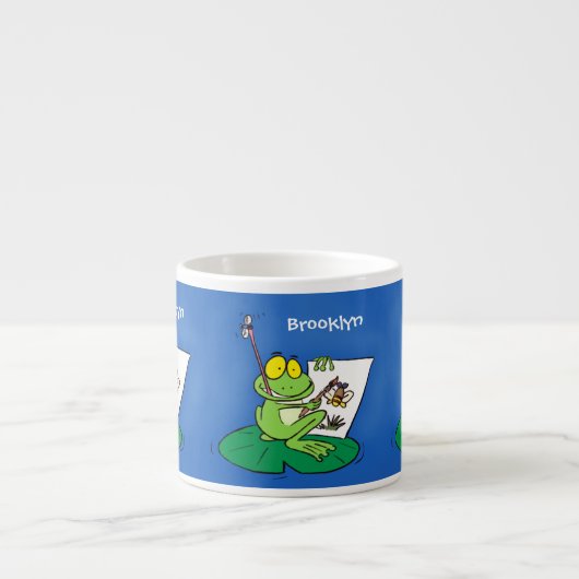 Cute funny green frog cartoon illustration espresso kop (Voorkant)
