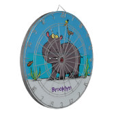 Cute funny hippopotamus with bird cartoon dartbord (Voorkant Links)