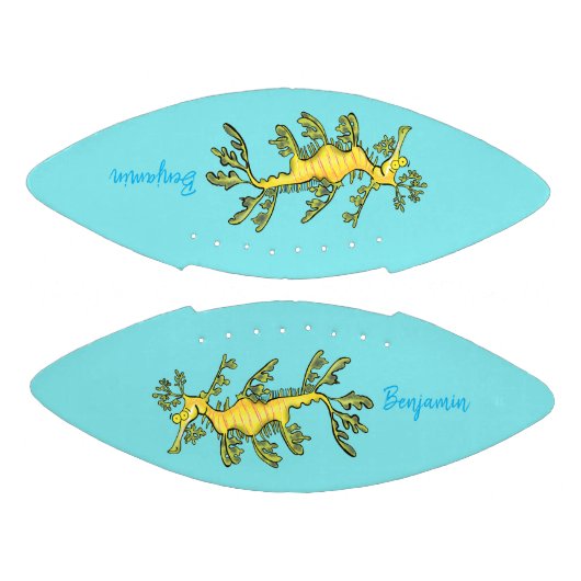 Cute funny leafy sea draak cartoon illustratie american football (Panelen)