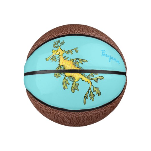 Cute funny leafy sea draak cartoon illustratie basketbal (Voorkant)