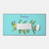 Cute funny leafy sea draak cartoon illustratie bureaumat (Keyboard & Muis)