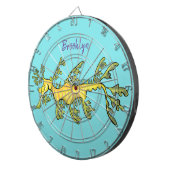 Cute funny leafy sea draak cartoon illustratie dartbord (Voorkant Rechts)