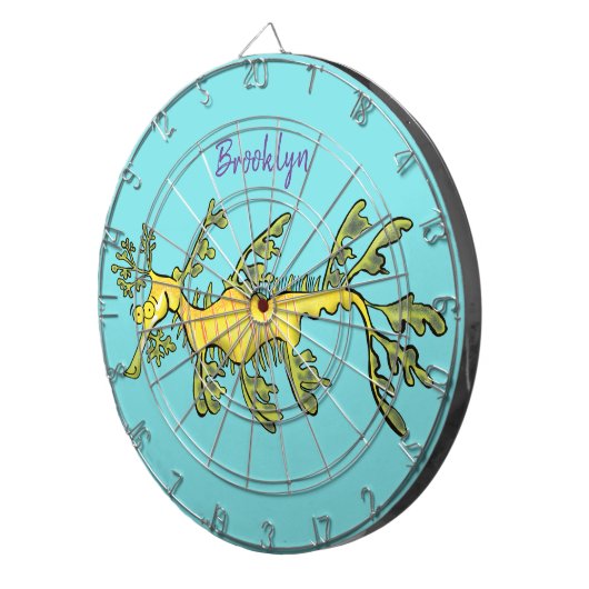 Cute funny leafy sea draak cartoon illustratie dartbord (Voorkant Rechts)