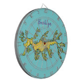 Cute funny leafy sea draak cartoon illustratie dartbord (Voorkant Links)