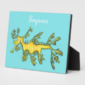 Cute funny leafy sea draak cartoon illustratie fotoplaat (Zijkant)