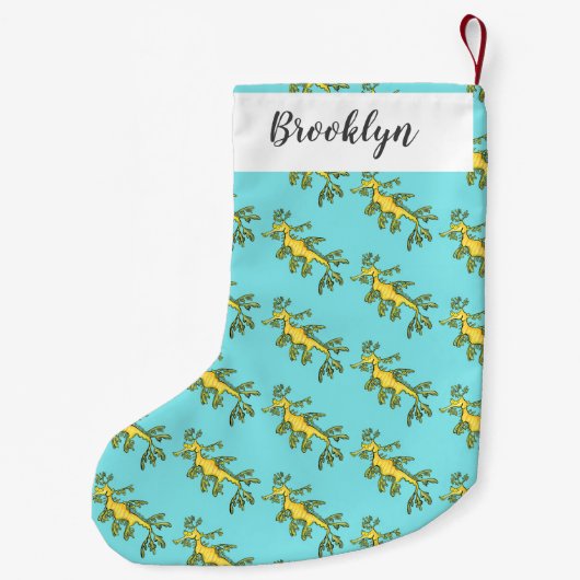 Cute funny leafy sea draak cartoon illustratie kleine kerstsok (Achterkant)