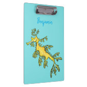 Cute funny leafy sea draak cartoon illustratie klembord (Rechts)