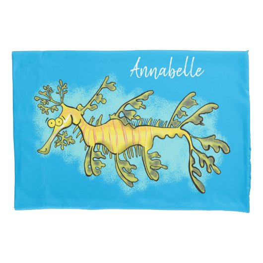 Cute funny leafy sea draak cartoon illustratie kussensloop (Voorkant)
