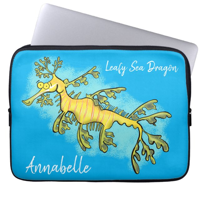 Cute funny leafy sea draak cartoon illustratie laptop sleeve (Voorkant)