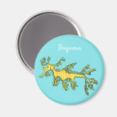 Cute funny leafy sea draak cartoon illustratie magneet (Voorkant / Achterkant)