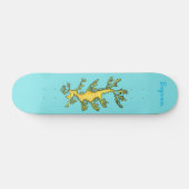Cute funny leafy sea draak cartoon illustratie persoonlijk skateboard (Horizontaal)