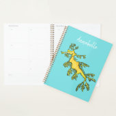 Cute funny leafy sea draak cartoon illustratie planner (Display)