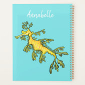 Cute funny leafy sea draak cartoon illustratie planner (Achterkant)