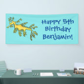 Cute funny leafy sea draak cartoon illustratie spandoek (Beurs)