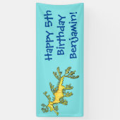 Cute funny leafy sea draak cartoon illustratie spandoek (Verticaal)