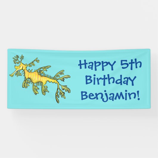 Cute funny leafy sea draak cartoon illustratie spandoek (Horizontaal)