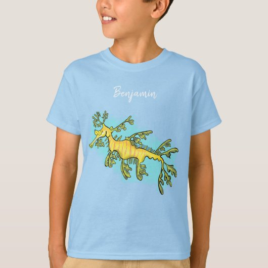 Cute funny leafy sea draak cartoon illustratie t-shirt (Voorkant)