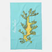 Cute funny leafy sea draak cartoon illustratie theedoek (Verticaal)