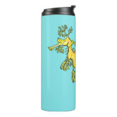 Cute funny leafy sea draak cartoon illustratie thermosbeker (Gedraaid links)