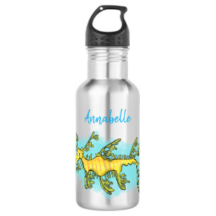 Cute funny leafy sea draak cartoon illustratie waterfles