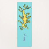 Cute funny leafy sea draak cartoon illustratie yogamat (Voorkant)