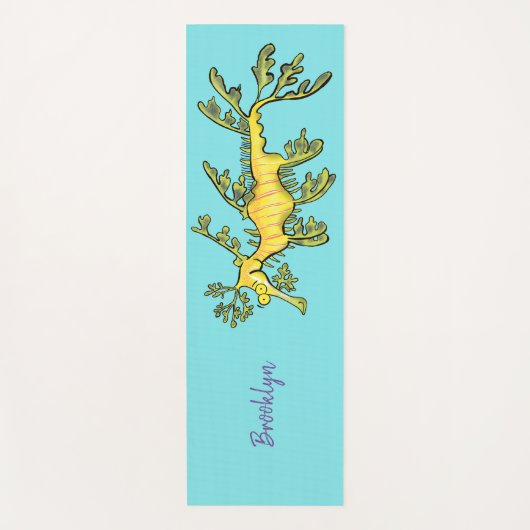 Cute funny leafy sea draak cartoon illustratie yogamat (Voorkant)