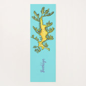 Cute funny leafy sea draak cartoon illustratie yogamat (Achterkant)