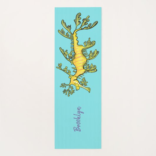 Cute funny leafy sea draak cartoon illustratie yogamat (Achterkant)