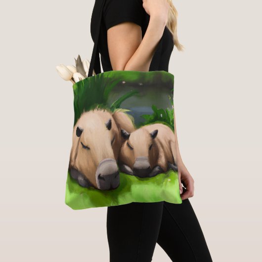Cute Funny Napping Capybaras door Pond Tote Bag (Dichtbij)
