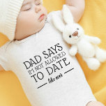 Cute Funny, niet zoals altijd Romper<br><div class="desc">Dit leuke en grappige lichaamspak kenmerkt de moderne typografie "papa zegt dat hij niet mag daten,  zoals altijd" in het zwart. Ideaal voor pasgeboren baby's of baby showers cadeautjes.</div>