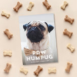 Cute Funny Paw Hum Pug Dog Pet Holiday Fotokaart Feestdagenkaart<br><div class="desc">Deze leuke, grappige feestelijke fotokaart bevat een groet met de tekst "Paw Hum Pug" in wit boven een volledige verticale foto. Dit is het perfecte ontwerp voor een boegenaar! De backer kenmerkt een eenvoudig rood en wit bandpatroon van de diagonaal. Om dit ontwerp verder aan te passen, kon u een...</div>