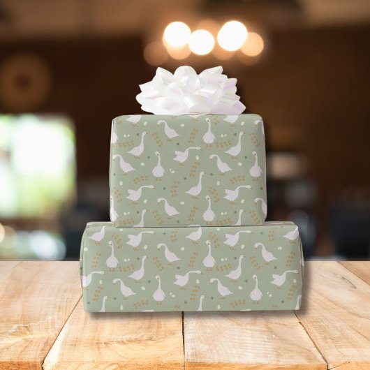 Cute ganzen en voetafdrukpatroon op salie groen cadeaupapier
