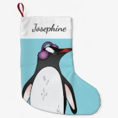 Cute Gentoo Penguin die de oorbescherming op blauw Kleine Kerstsok (Voorkant)
