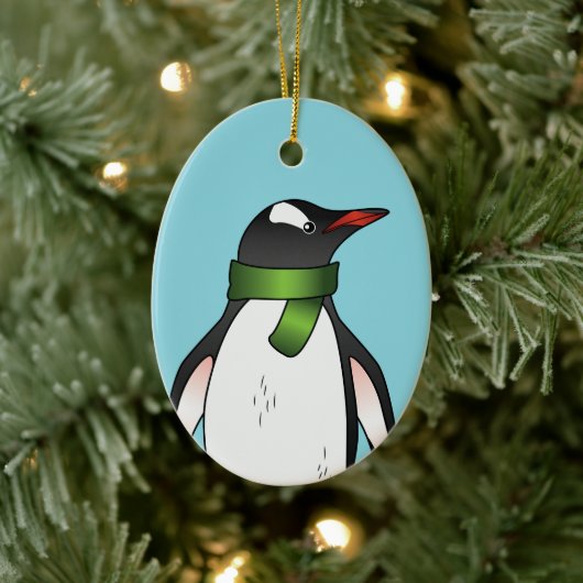 Cute Gentoo Penguin die een groen karf op blauw he Keramisch Ornament (Boom)