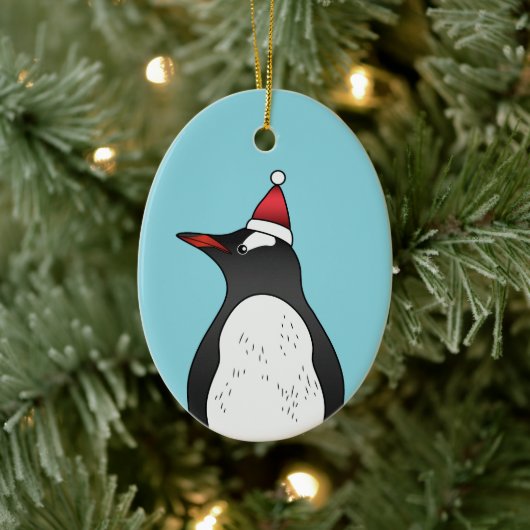 Cute Gentoo Penguin die een kersthat op blauw heef Keramisch Ornament (Boom)