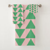Cute Geometric Triangle Pattern in Roze and Green Bad Handdoek (Insitu)