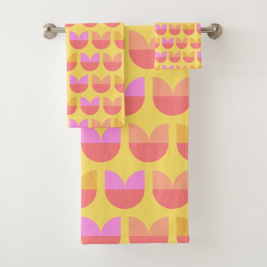 Cute Geometric Tulp Flowers Pattern Yellow Pink Bad Handdoek (Insitu)