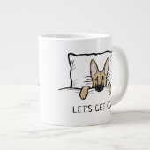 Cute German Shepherd Dog Tucked in Bed Grote Koffiekop (Voorkant rechts)