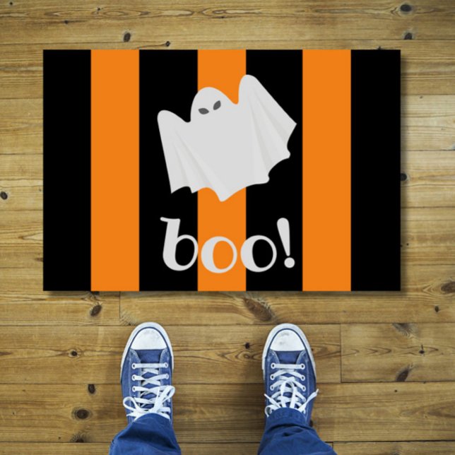 Cute Ghost Halloween Oranje en Black Stripes Deure Deurmat (Add Halloween cheer to your home with this cute, funny ghost doormat!)