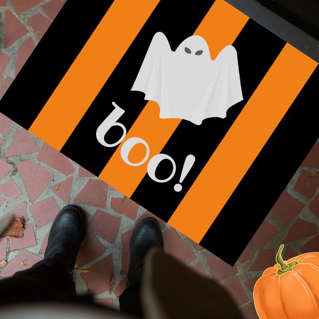 Cute Ghost Halloween Oranje en Black Stripes Deurmat (This fun, festive "boo!" cute ghost + orange black stripes doormat adds personality to your doorstep)